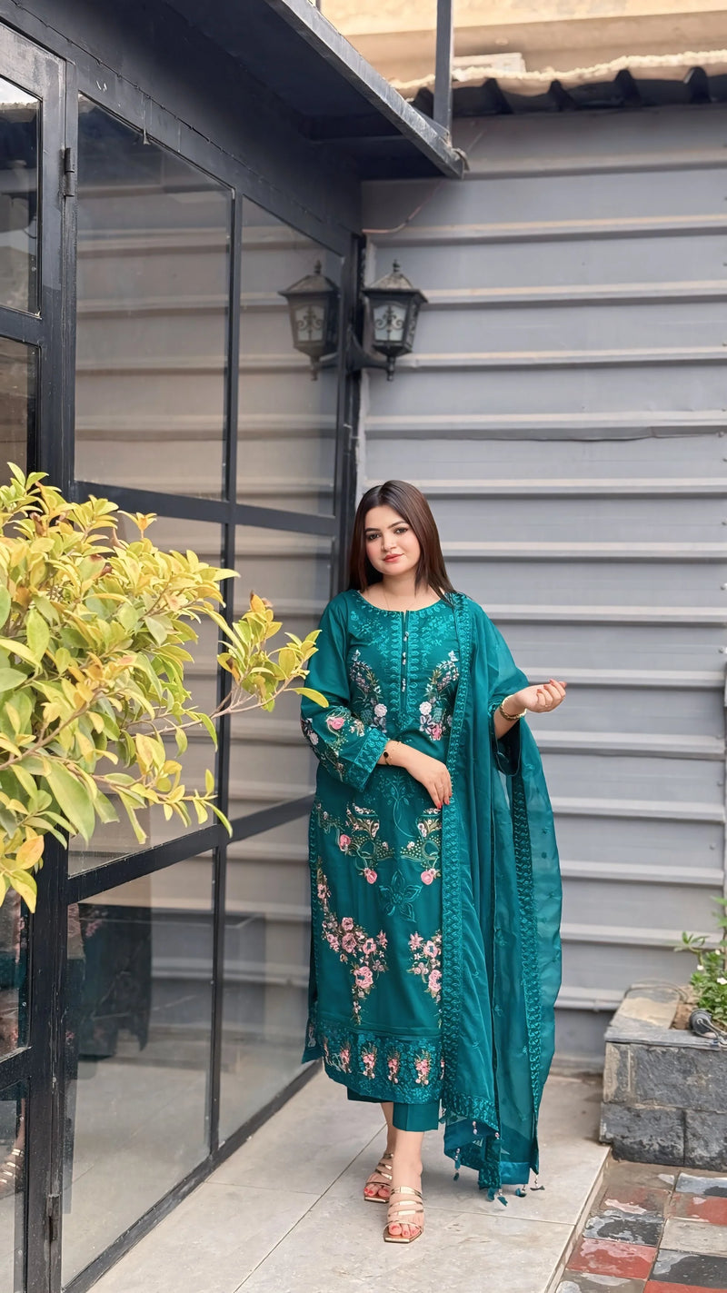 Ayla (3-Piece Embroidered Lawn Suit)