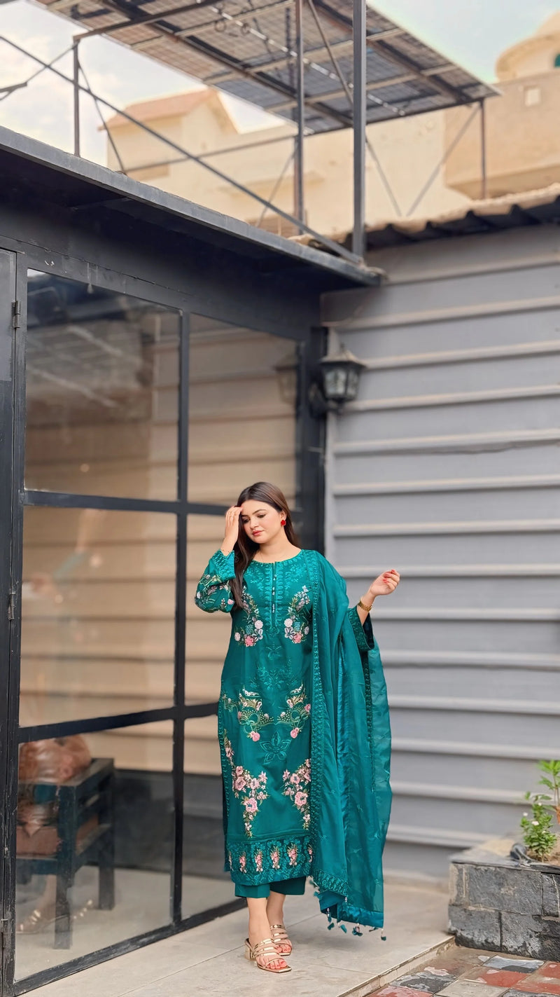 Ayla (3-Piece Embroidered Lawn Suit)